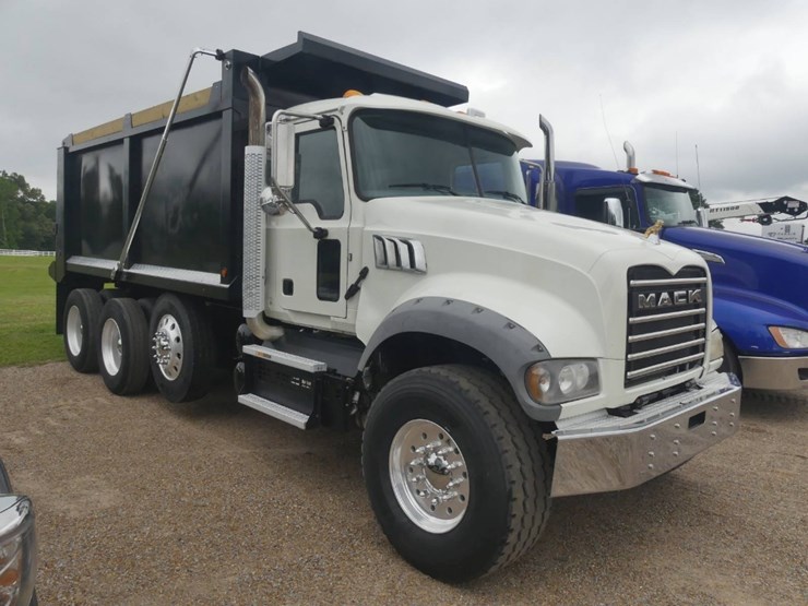 2020-mack-granite-64ft-image-2