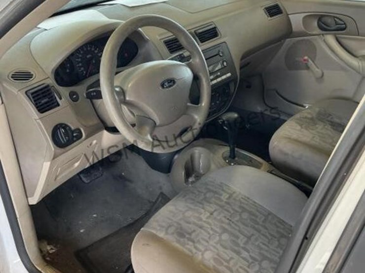 2005-ford-focus-sdn-image-21