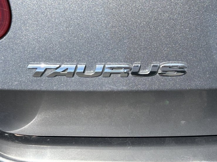 2012-ford-taurus-sel-sedan-image-10