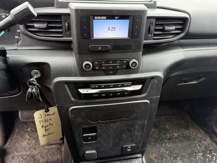 2020-ford-explorer-image-32