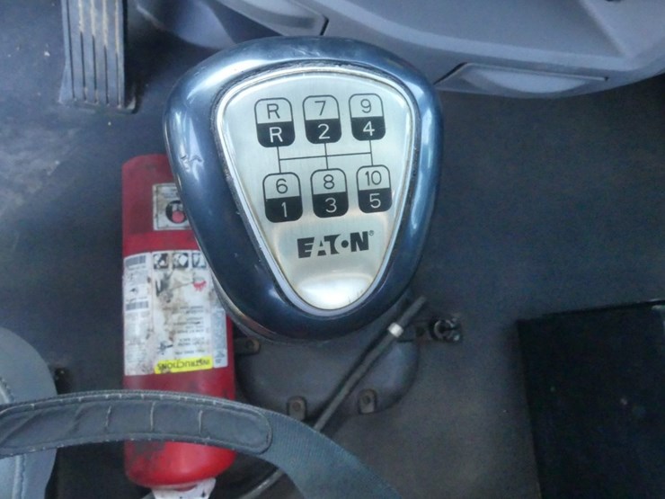 2018-peterbilt-567-image-19