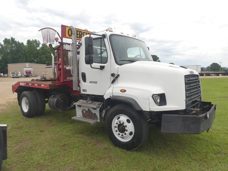 2018-freightliner-114sd-image-2