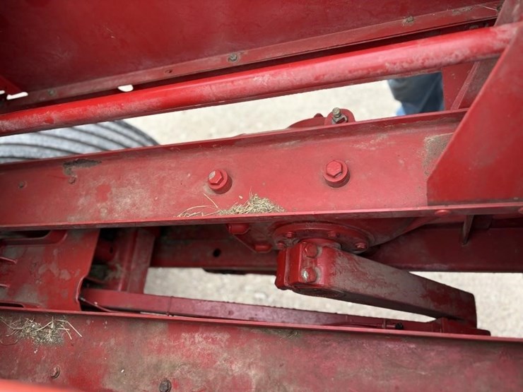 new-holland-570-image-15