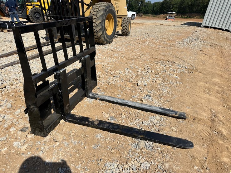#20636-•-mower-king-48"-quick-attach-pallet-forks-image-2