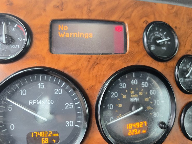 2009-peterbilt-365-image-78