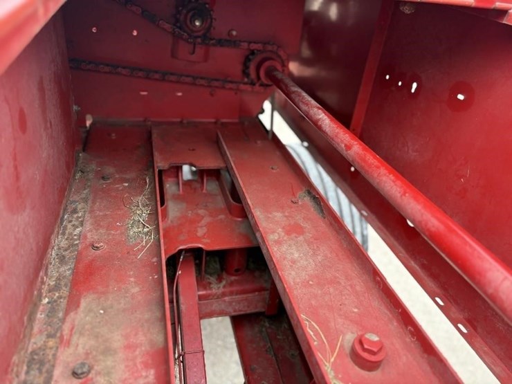 new-holland-570-image-14