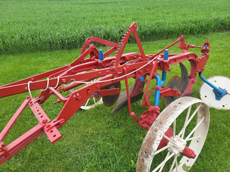international-2-bottom-pull-type-moldboard-plow---nice-image-19