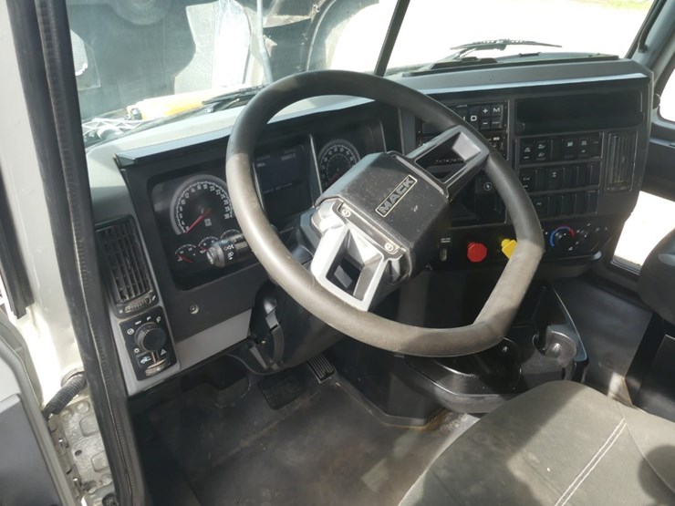 2020-mack-granite-64ft-image-20