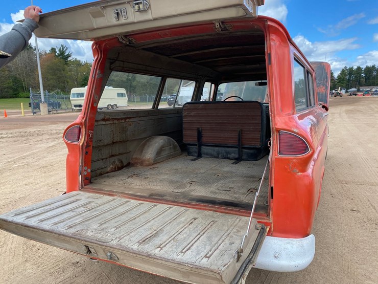 1963-chevrolet-suburban-image-24