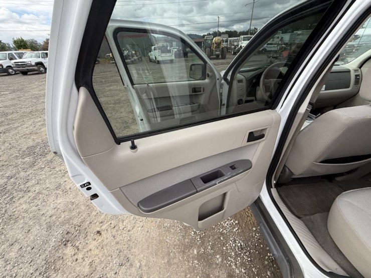 2011-ford-escape-hybrid-image-21