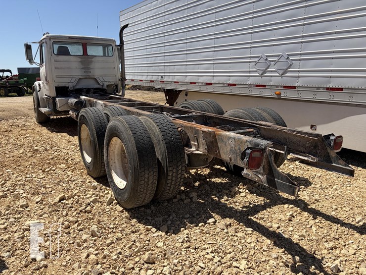 1995-freightliner-fl80-image-2