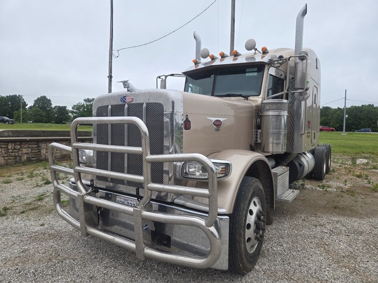 2016-peterbilt-389-image-1