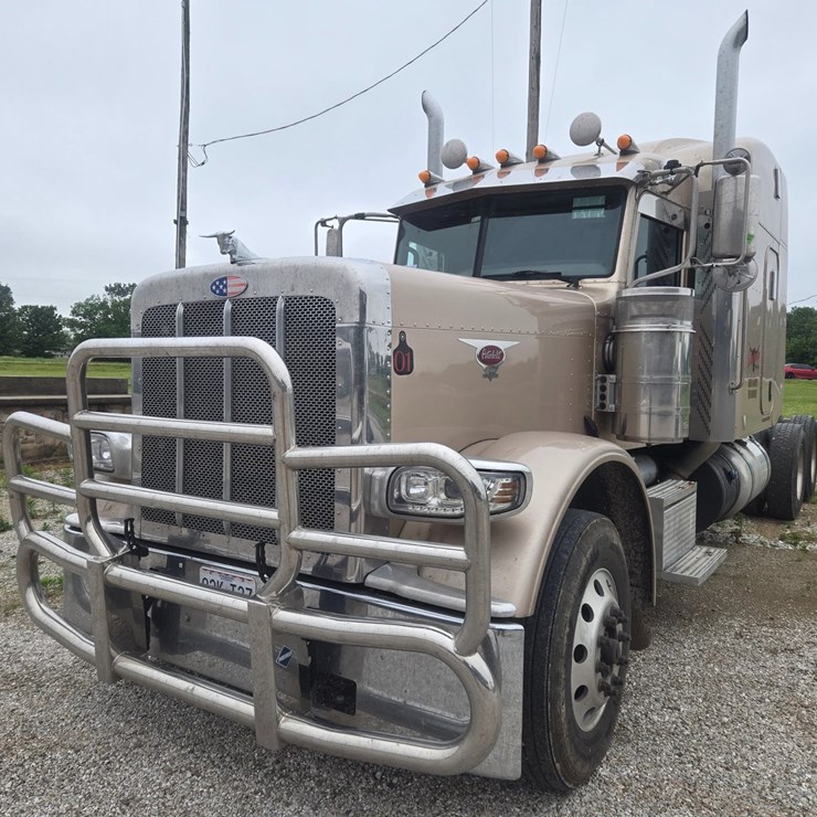 2016 PETERBILT 389