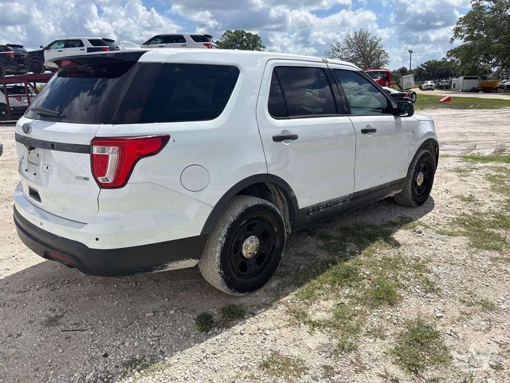 2016-ford-explorer-image-3