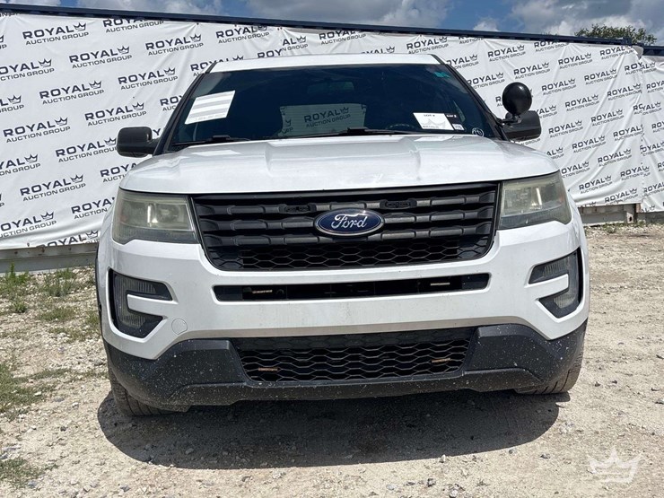 2016-ford-explorer-image-21