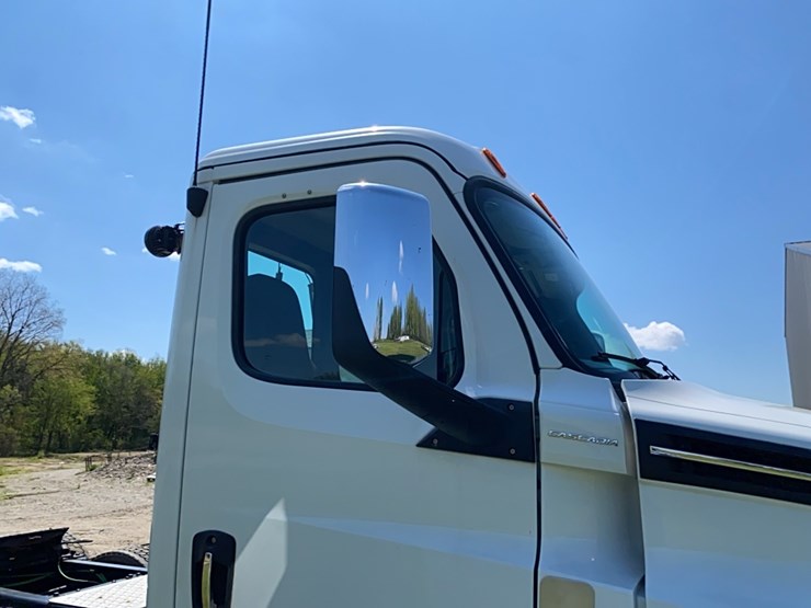 2019-freightliner-cascadia-day-cab-image-12
