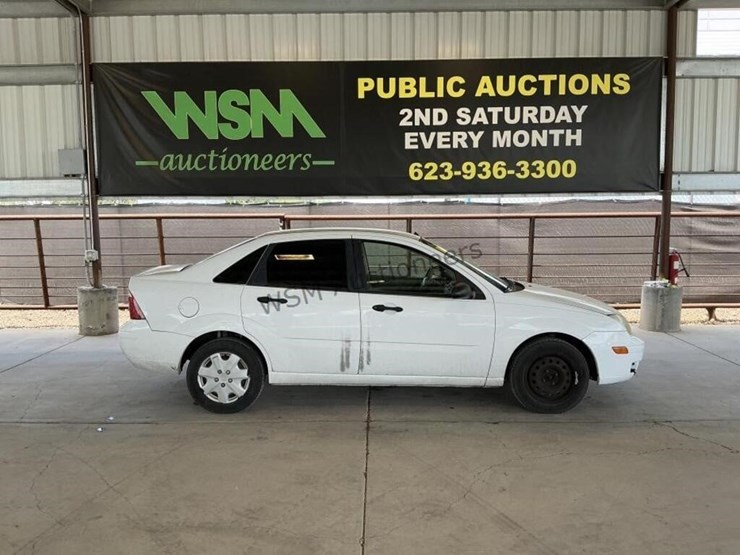 2005-ford-focus-sdn-image-1