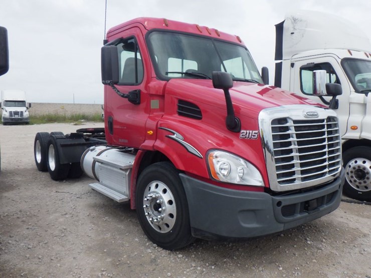 2015-freightliner-cascadia-113-image-3