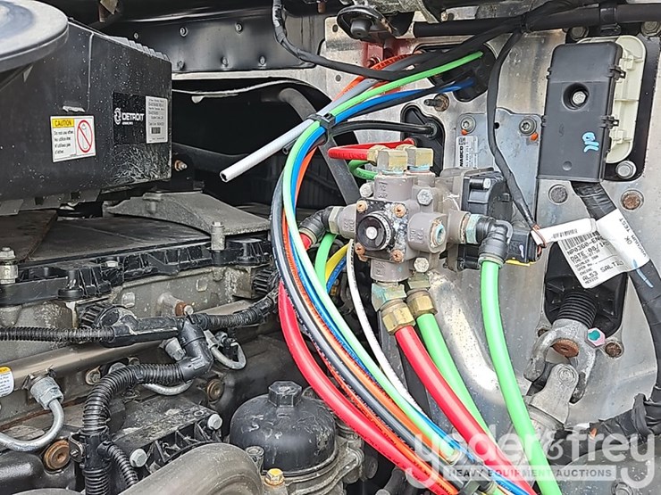 2022-freightliner-cascadia-116-image-38
