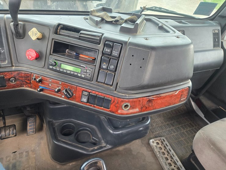 1999-volvo-vn-image-50