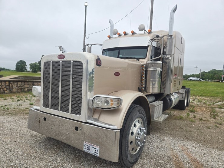 2016-peterbilt-389-image-1
