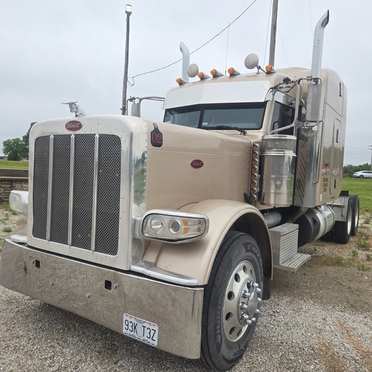 2016 PETERBILT 389