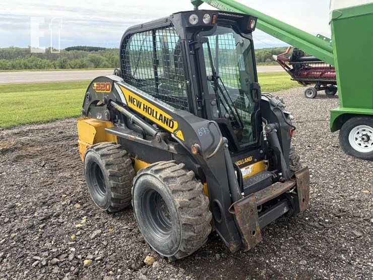 new-holland-l220-image-4