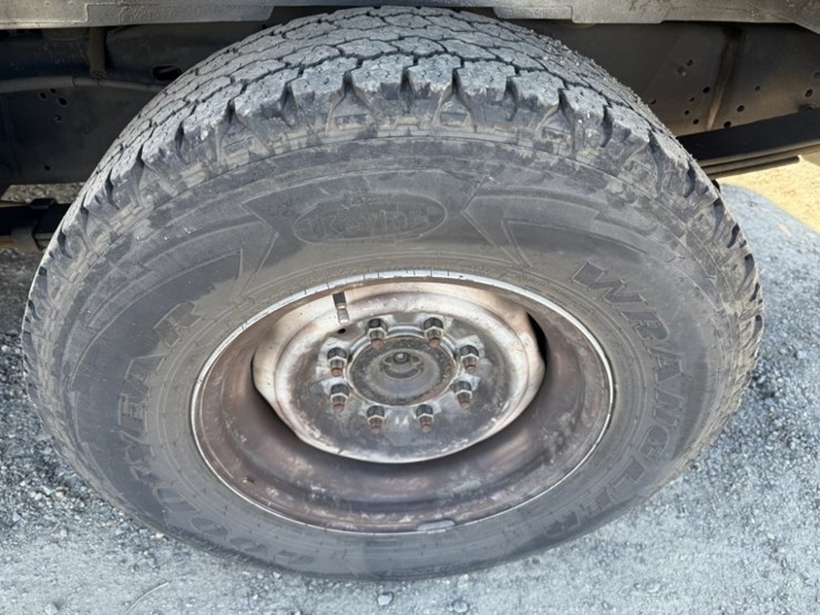 2014-ford-cargo-image-17