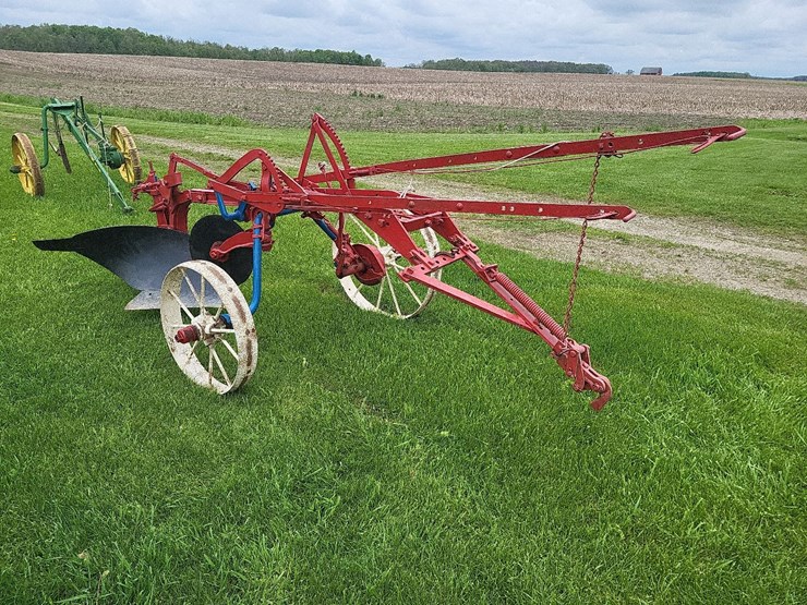 international-1-bottom-pull-type-moldboard-plow-image-1