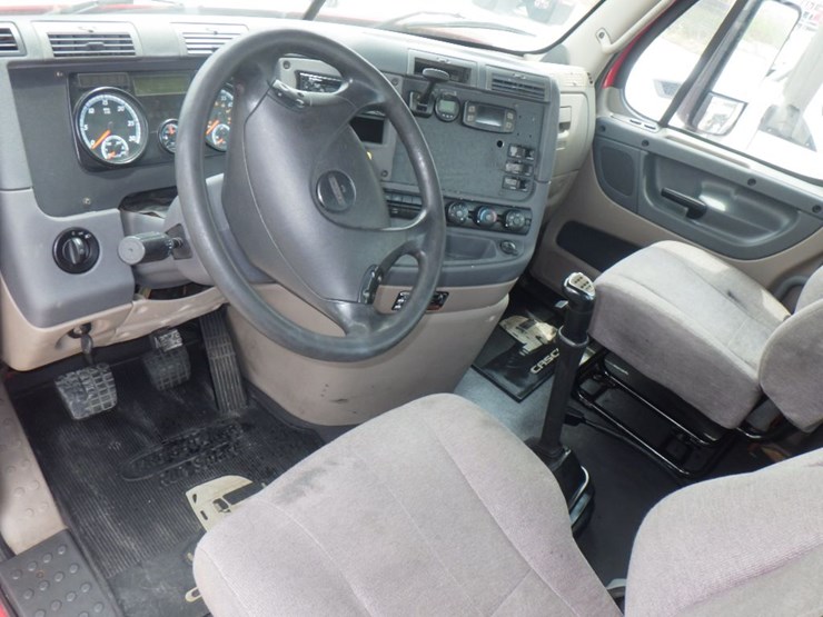 2015-freightliner-cascadia-113-image-15