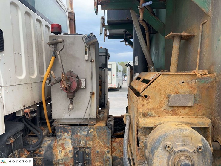 2015-freightliner-114sd-image-20