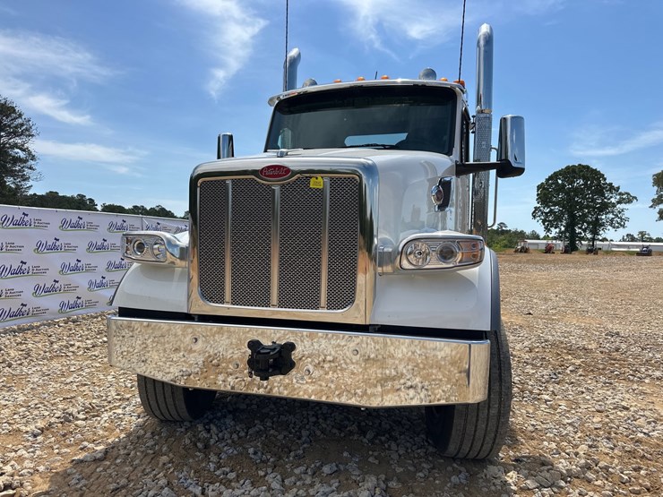 2024-peterbilt-567-image-3