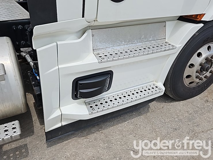 2022-freightliner-cascadia-116-image-9