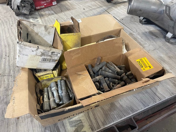 #40242-•-lot-of-truck-wheel-lugs-image-2