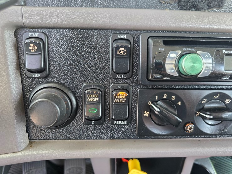 2014-peterbilt-365-image-78