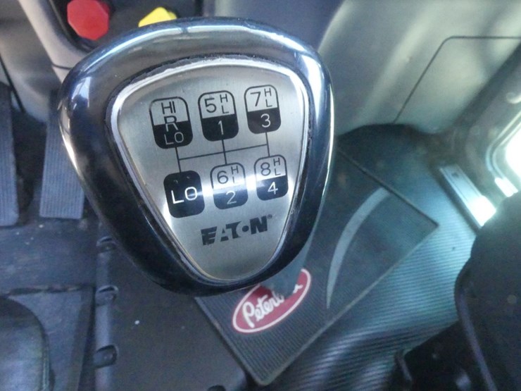 2017-peterbilt-389-image-19