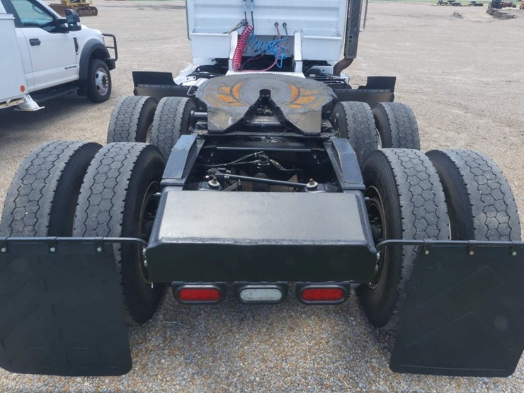 2018-peterbilt-567-image-8