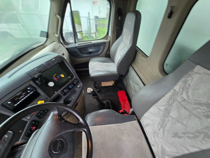 2015-freightliner-cascadia-113-image-56