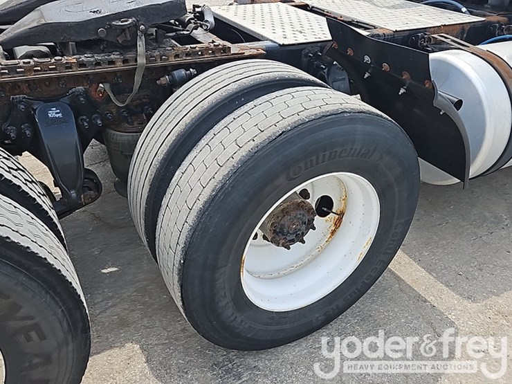 2017-freightliner-cascadia-125-image-18