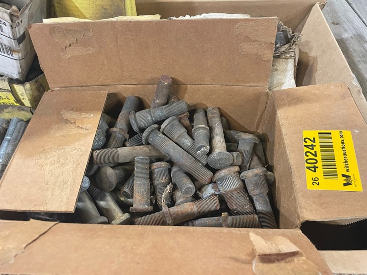 #40242-•-lot-of-truck-wheel-lugs-image-4