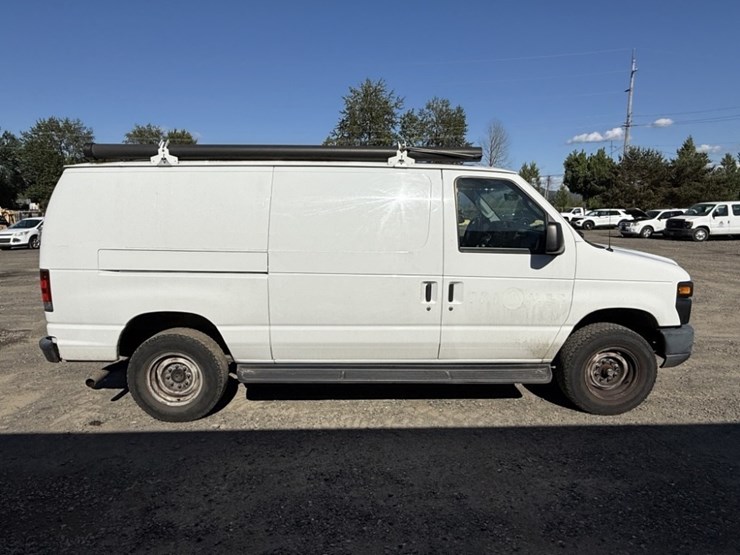 2014-ford-cargo-image-3