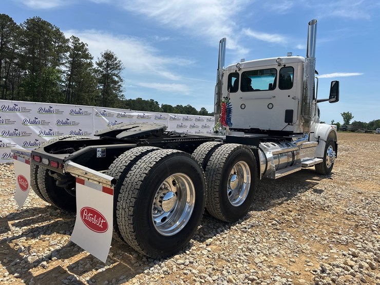 2025-peterbilt-567-image-11