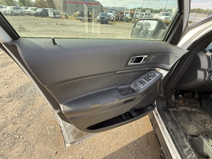 2014-ford-explorer-image-24