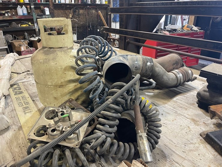 #40237-•-lot-of-truck-parts-image-2