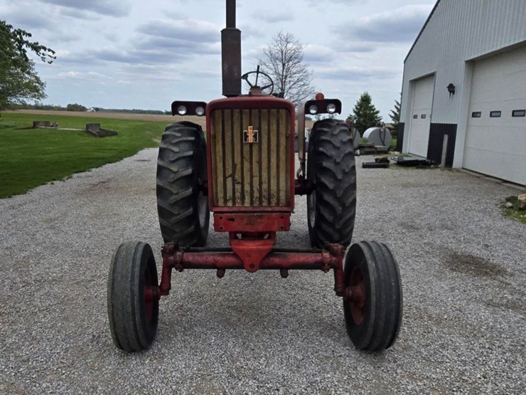 1965-ih-706-tractor-image-2
