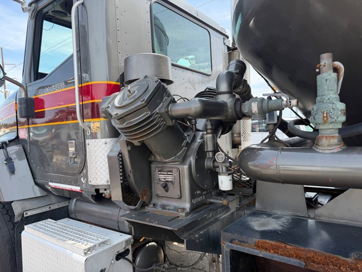 2005-international-paystar-5600i-image-9