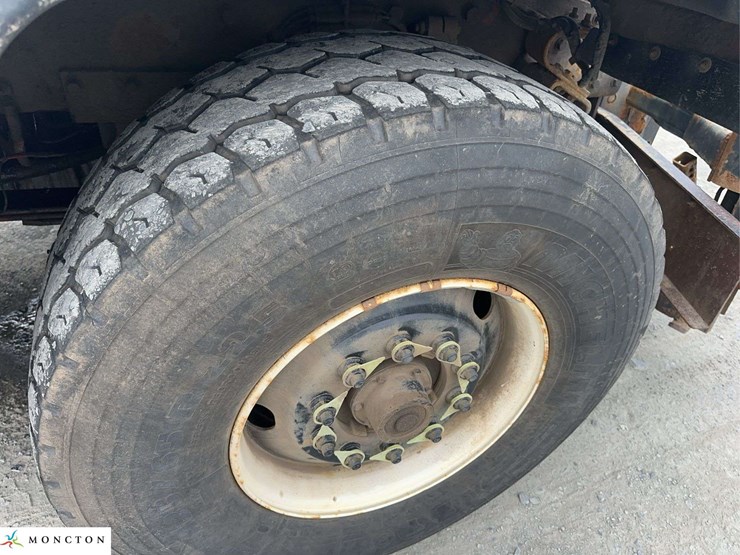 2015-freightliner-114sd-image-12