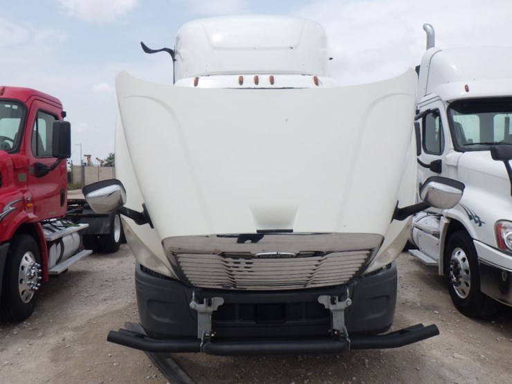 2017-freightliner-cascadia-113-image-23
