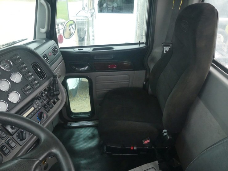 2013-peterbilt-388-image-17