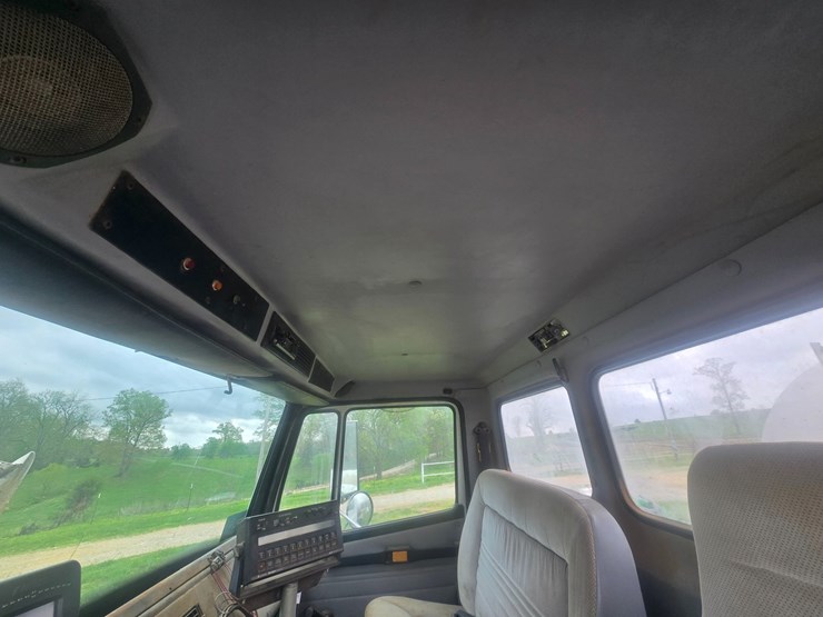 1999-freightliner-fl70-image-49